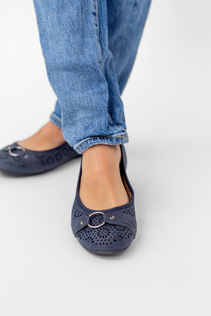 Round Toe Cut Out O-Ring Band Flats (Giovana)